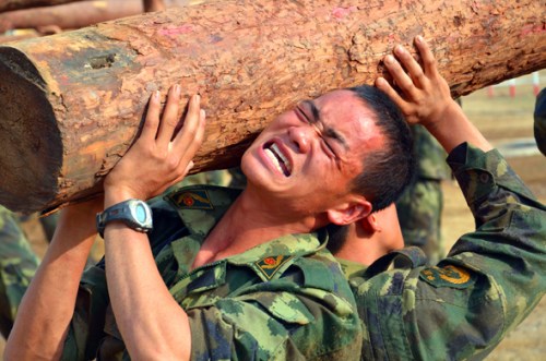 特战队员超越自我。图片来源:人民武警报 特战队员超越自我。图片来源:人民武警报