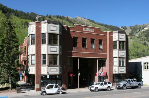 美国科罗拉多州特柳赖德(Telluride)的这幢建筑曾是慈善互助会中心(Elks Lodge),它的一部分已经改建为面积逾570平方米的豪华公寓。 美国科罗拉多州特柳赖德(Telluride)的这幢建筑曾是慈善互助会中心(Elks Lodge),它的一部分已经改建为面积逾570平方米的豪华公寓。