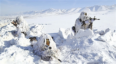 新疆军区官兵身穿雪地伪装衣一天机动200多公里