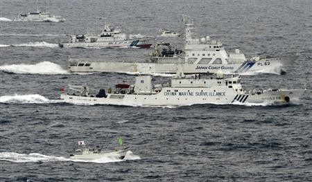 中国海监船与日本海巡船在钓鱼岛海域近距离接触