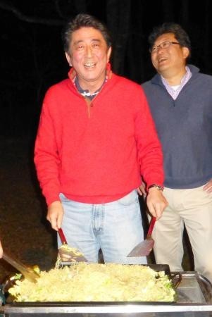 安倍:“我做炒面很拿手。炒面里加的是胡椒酱的调料。” 安倍:“我做炒面很拿手。炒面里加的是胡椒酱的调料。”