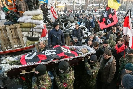 数千民众走上基辅街头,为米哈伊尔送行 数千民众走上基辅街头,为米哈伊尔送行