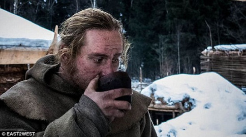 24岁的萨波日尼科夫居住的农庄位于莫斯科以北约80公里的树林中。 24岁的萨波日尼科夫居住的农庄位于莫斯科以北约80公里的树林中。