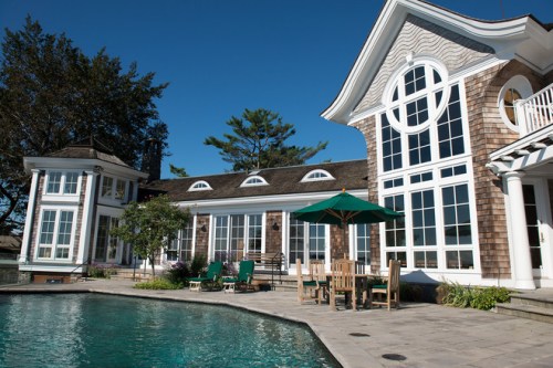 ��������ŦԼ����˹�ظ�(Port Chester)һ���������Ƶ�ľ�߷��סլ��ã����ޱ߼�Ӿ�صı������ǳ����塣