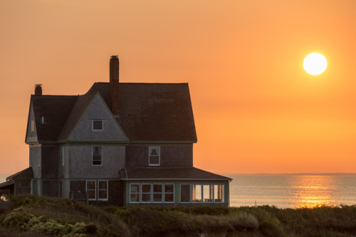 获得第九名的是位于罗德岛州小康普顿(Little Compton)陆地尽头的这座住宅。它的景色曾为多名租客提供过灵感,其中包括音乐家鲁弗斯·温赖特(Rufus Wainwright)。温赖特在这里创作了他的歌剧《首席女歌手》(Prima Donna)中的好几场戏。 获得第九名的是位于罗德岛州小康普顿(Little Compton)陆地尽头的这座住宅。它的景色曾为多名租客提供过灵感,其中包括音乐家鲁弗斯·温赖特(Rufus Wainwright)。温赖特在这里创作了他的歌剧《首席女歌手》(Prima Donna)中的好几场戏。