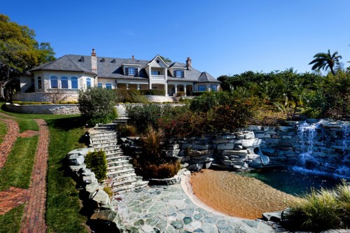 ���ڵ�10λ���Ƿ�������ݱ�����(Belleair)�����ױ�ˮסլ������Զ�������ں��������׷���Χ���˺ܶ�ˮ������������ƣ����а���һ��������ˮ���ݵ�к��ʽӾ�ء�