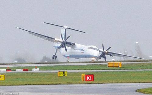 ǿ��Ϯ��Ӣ����ͼΪ�ɻ����紵��ͣ���ȡ�