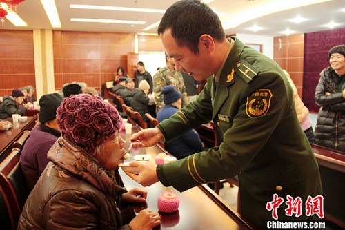 2��13�գ��㽭�����߷��ܶ���ɽ�߷�֧�����ӱ߷���ӹٱ�������˹ۿ�Ԫ����Ŀ���ݡ�����ٱ����齨ο��С�ֶӣ�������ɽ������������Ժ����������ḣ�����Ŀ���ο�¹����ˣ�Ϊ������ȥ�˾��ı��ŵ����ս�Ŀ�������ڵ���Բ��