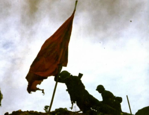 中国 对越反击战感人瞬间:擎旗战士人倒旗不倒(组图) 中国 对越反击战感人瞬间:擎旗战士人倒旗不倒(组图)