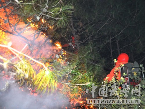 武警森林官兵在一线扑救火灾。 武警森林官兵在一线扑救火灾。