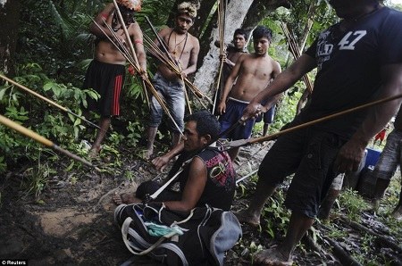 巴西土著部落蒙杜鲁库人发现一名男子带着行李袋，准备装埋在这片丛林中的可带来丰厚利润的石头。（图片来源：英国媒体）