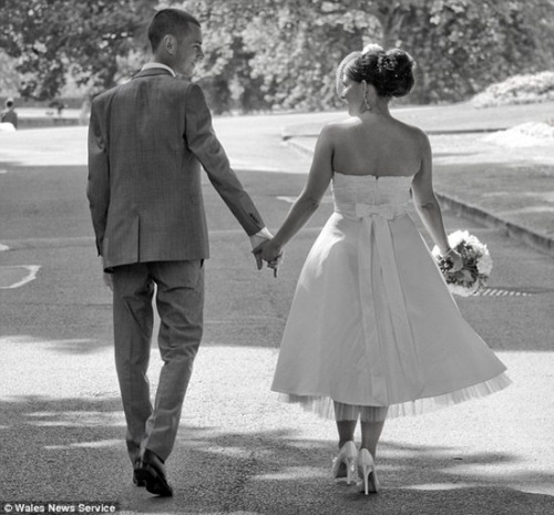 26岁的普莱斯生命仅剩半年时间,但他选择和女友结婚,两人在婚后的半年,甜蜜又美好。 26岁的普莱斯生命仅剩半年时间,但他选择和女友结婚,两人在婚后的半年,甜蜜又美好。