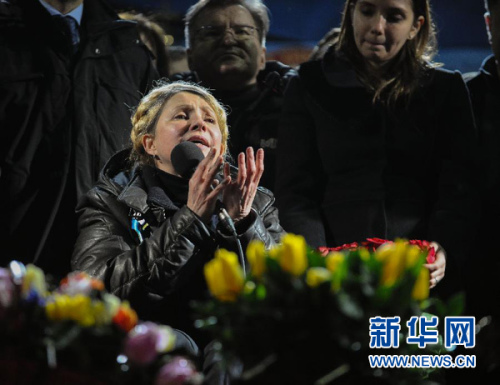 2月22日,乌克兰前总理季莫申科出狱后现身首都基辅的独立广场,并发表演说。 新华社记者戴天放摄 2月22日,乌克兰前总理季莫申科出狱后现身首都基辅的独立广场,并发表演说。 新华社记者戴天放摄