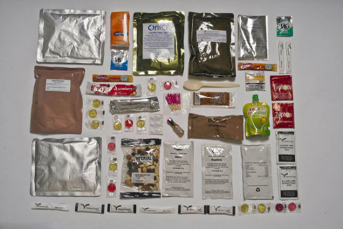 英国配给食物中包含茶包和一小瓶塔巴斯科辣沙司酱,以及英国人最爱的食物,如国菜咖喱鸡块、素食面条、各种果酱饼干和糖果等。 英国配给食物中包含茶包和一小瓶塔巴斯科辣沙司酱,以及英国人最爱的食物,如国菜咖喱鸡块、素食面条、各种果酱饼干和糖果等。