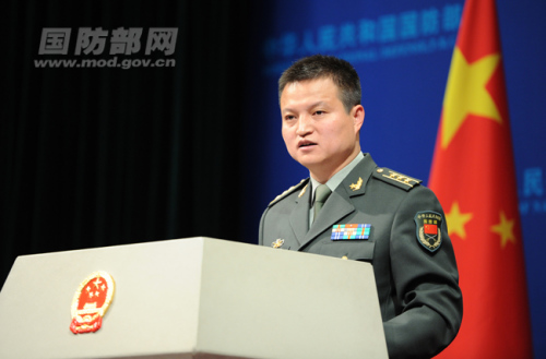 国防部新闻事务局副局长、国防部新闻发言人杨宇军上校答记者问 李爱明 摄 国防部新闻事务局副局长、国防部新闻发言人杨宇军上校答记者问 李爱明 摄