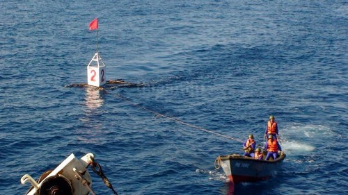 此前网络传言中国海军投掷在南海的浮标被越军拖走,甚至浮标上有弹孔(组图) 此前网络传言中国海军投掷在南海的浮标被越军拖走,甚至浮标上有弹孔(组图)