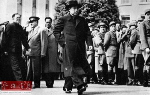 1954年,周恩来总理出席日内瓦会议。中国开始以崭新形象出现在国际舞台。(资料图片) 1954年,周恩来总理出席日内瓦会议。中国开始以崭新形象出现在国际舞台。(资料图片)