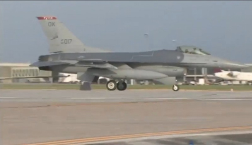 美军F-16战机也能放尾钩拦阻着陆(组图) 美军F-16战机也能放尾钩拦阻着陆(组图)