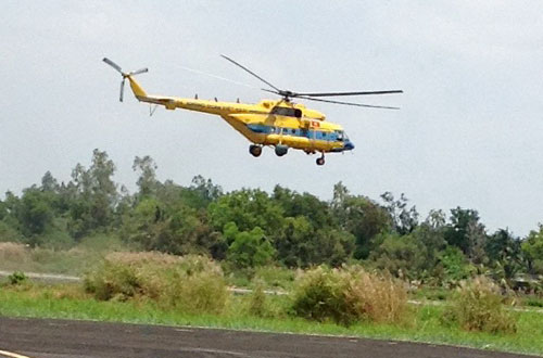 3月10日上午7时12分,越南917团的一架米-171从金瓯机场起飞前往富国岛,接交通运输部范贵焦副部长,然后飞往以往发现疑似物体区域,之后再返回金瓯机场。摄影:维康 3月10日上午7时12分,越南917团的一架米-171从金瓯机场起飞前往富国岛,接交通运输部范贵焦副部长,然后飞往以往发现疑似物体区域,之后再返回金瓯机场。摄影:维康