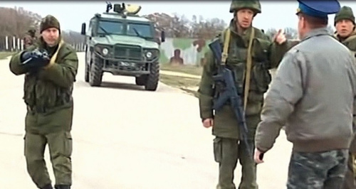 300名乌士兵欲夺回被占基地 遭开枪警告 (组图) 300名乌士兵欲夺回被占基地 遭开枪警告 (组图)