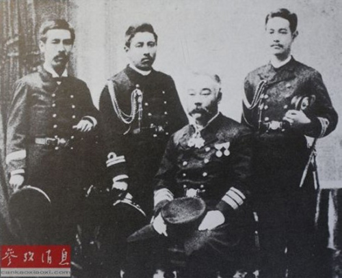 就在北洋水师1888年成军的第二年,日本海军建立了常备舰队,并迅速充实力量。图中坐者为日本海军常备舰队首任司令官井上良馨。(资料图片) 就在北洋水师1888年成军的第二年,日本海军建立了常备舰队,并迅速充实力量。图中坐者为日本海军常备舰队首任司令官井上良馨。(资料图片)