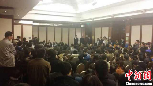 3月11日下午,马来西亚航空公司相关负责人在北京丽都酒店召开家属沟通会,图为沟通会现场。<a target='_blank' href='http://www.chinanews.com/'>中新社</a>记者 张素摄 3月11日下午,马来西亚航空公司相关负责人在北京丽都酒店召开家属沟通会,图为沟通会现场。<a target='_blank' href='http://www.chinanews.com/'>中新社</a>记者 张素摄
