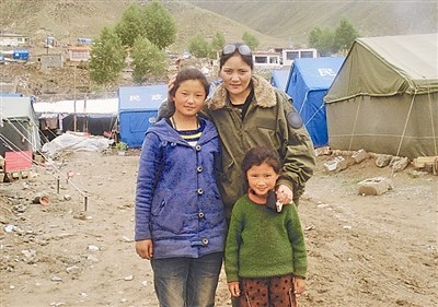 图3:韩宪德的妻子格桑在玉树地震灾区收养孩子的情景。 图3:韩宪德的妻子格桑在玉树地震灾区收养孩子的情景。
