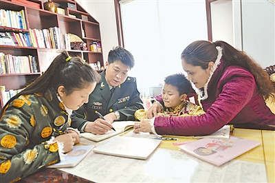 图4:韩宪德夫妇为孩子们辅导功课。 图4:韩宪德夫妇为孩子们辅导功课。