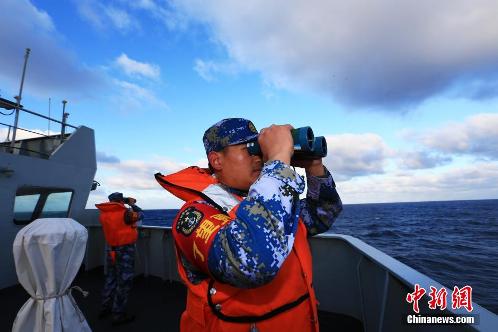 图为千岛湖舰官兵对海面进行细致观察瞭望。<a target='_blank' href='http://www.chinanews.com/'>中新社</a>发 代宗锋 摄 图为千岛湖舰官兵对海面进行细致观察瞭望。<a target='_blank' href='http://www.chinanews.com/'>中新社</a>发 代宗锋 摄