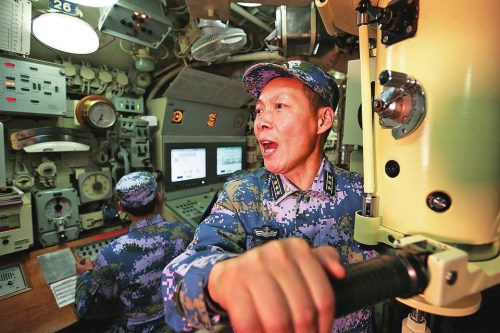 华明指挥潜艇紧急下潜 琚振华摄 华明指挥潜艇紧急下潜 琚振华摄