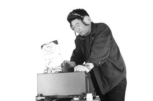 孙利平在机上工作 孙利平在机上工作