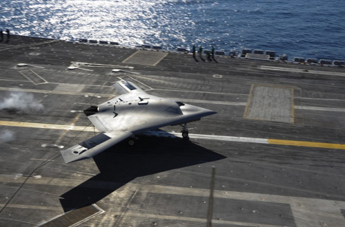 X-47B已在三艘航母上起降 将部署福特级航母(组图) X-47B已在三艘航母上起降 将部署福特级航母(组图)