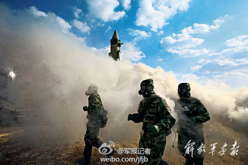 二炮杀手锏武器成群现身高原大漠(组图) 二炮杀手锏武器成群现身高原大漠(组图)
