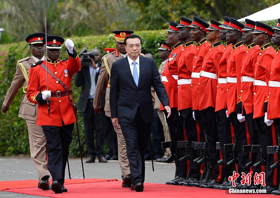 李克强出席肯尼亚总统肯雅塔举行的欢迎仪式