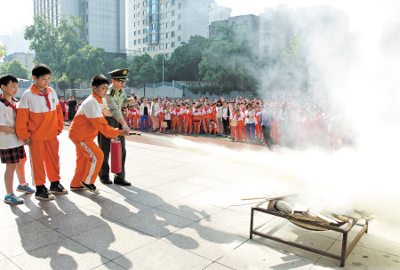 昨日,天心区燕子岭社区联合幼幼学校开展防灾减灾应急演练。这是学生们在学习使用消防器材。 邹麟 摄 昨日,天心区燕子岭社区联合幼幼学校开展防灾减灾应急演练。这是学生们在学习使用消防器材。 邹麟 摄