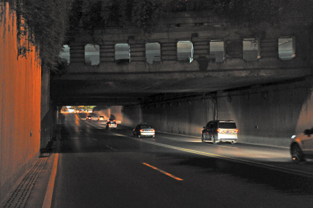 芙蓉广场(五一大道和芙蓉路交界处)立交桥下面,晚上很黑,市民通行非常不方便。 邹麟 摄 芙蓉广场(五一大道和芙蓉路交界处)立交桥下面,晚上很黑,市民通行非常不方便。 邹麟 摄