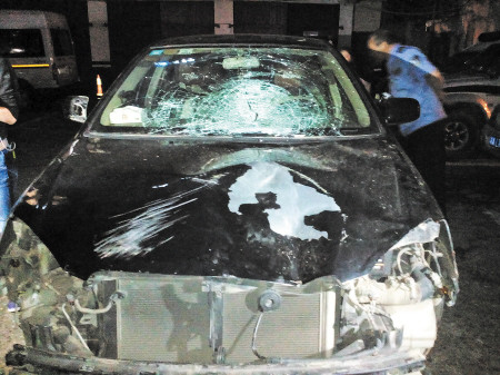 肇事车破损十分严重,已被交警扣留。 小刘军 摄影 肇事车破损十分严重,已被交警扣留。 小刘军 摄影