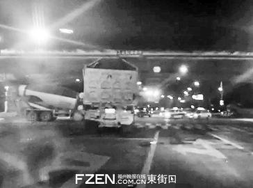 渣土车闯红灯,差点撞上水泥搅拌机。的哥小谢供图 渣土车闯红灯,差点撞上水泥搅拌机。的哥小谢供图