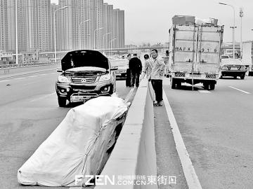 货车掉下货物,砸坏对向车道一辆车子。 石美祥 摄 货车掉下货物,砸坏对向车道一辆车子。 石美祥 摄