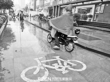 八一七路宇洋中央金地前非机动车道铺地砖,雨天十分湿滑。 八一七路宇洋中央金地前非机动车道铺地砖,雨天十分湿滑。