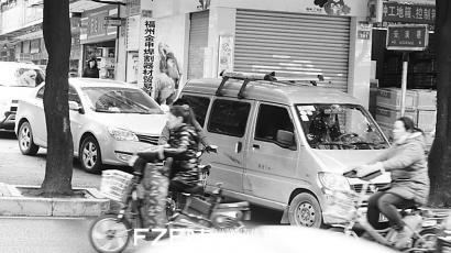 由于这棵行道树的存在,安淡巷的通行能力大减。 由于这棵行道树的存在,安淡巷的通行能力大减。