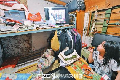 狭小的屋内,李小金的女儿边吃零食边看电视,自得其乐。 狭小的屋内,李小金的女儿边吃零食边看电视,自得其乐。