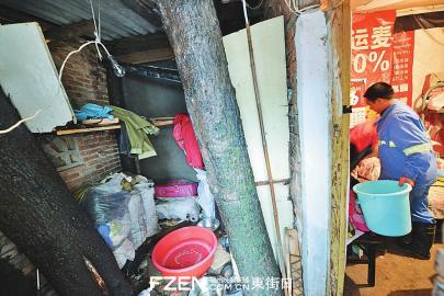 外面下大雨,树屋里下小雨,李小金只得放个水桶在床板上接水。张人峰 摄 外面下大雨,树屋里下小雨,李小金只得放个水桶在床板上接水。张人峰 摄