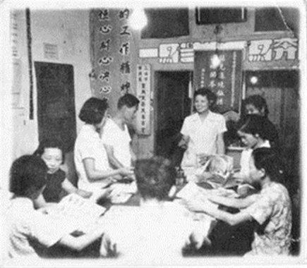 上世纪五十年代初,宝兴里第一代居委干部在主任单粲宝家讨论工作。 上世纪五十年代初,宝兴里第一代居委干部在主任单粲宝家讨论工作。