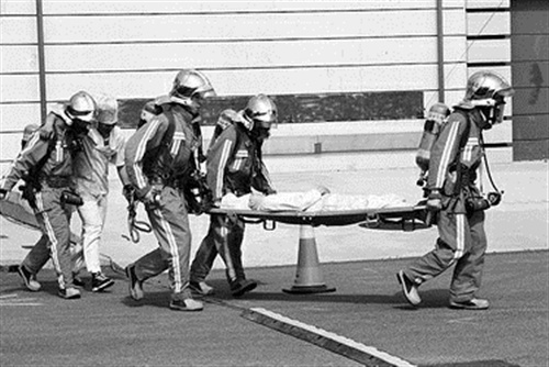 图为消防人员抬出“伤员”。 黄凯 摄 图为消防人员抬出“伤员”。 黄凯 摄