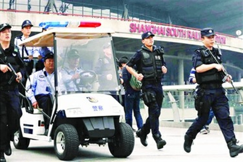 昨天下午,铁路警方在上海南站进行处突演练。赵立荣 摄 昨天下午,铁路警方在上海南站进行处突演练。赵立荣 摄