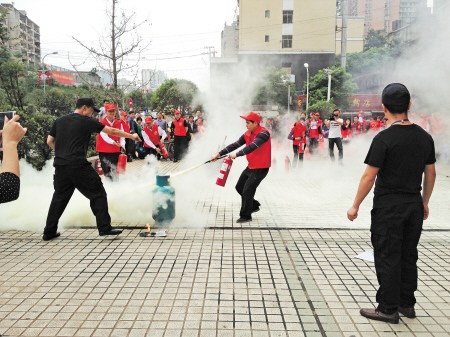 昨日,黄土岭社区义务消防队员进行灭火演练。刘军 摄 昨日,黄土岭社区义务消防队员进行灭火演练。刘军 摄