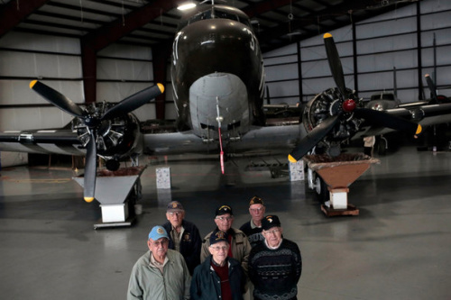 一群二战老兵与“威士忌7号”在一起。这架飞机将于本周飞往诺曼底。 一群二战老兵与“威士忌7号”在一起。这架飞机将于本周飞往诺曼底。