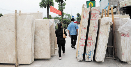 行人在“石林”中穿过。贺文兵 摄 行人在“石林”中穿过。贺文兵 摄