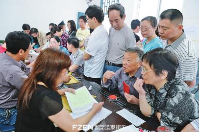 昨日,被征收户在签约现场咨询相关情况。 叶诚 摄 昨日,被征收户在签约现场咨询相关情况。 叶诚 摄